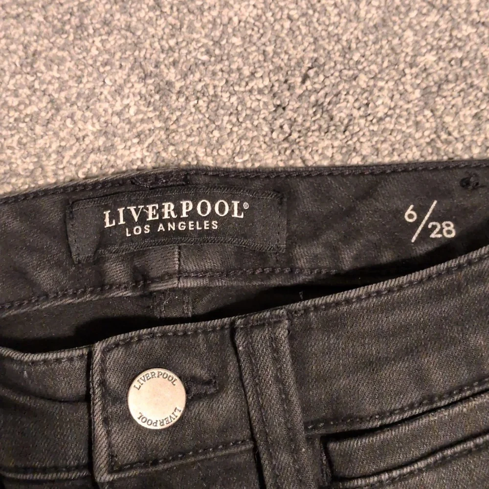 Liverpool The High Rise Straight Raw Hem Black Jeans Size 6/28 - Picture 4 of 9